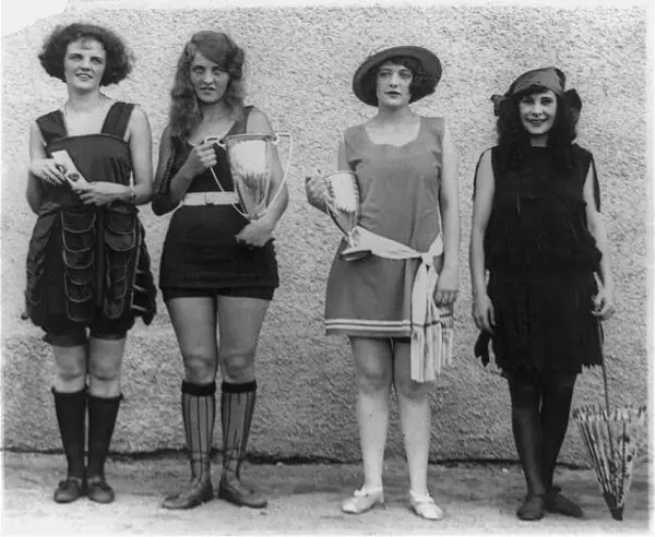 Four prize winners in annual beauty show, Washington Bathing Beach (1922)