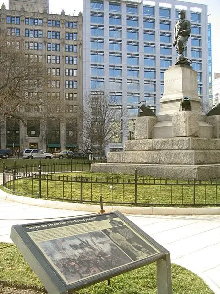 Farragut Square (Wikipedia)