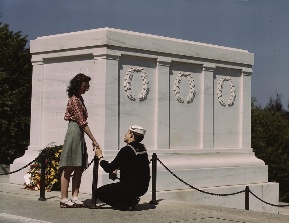 Sailor proposes to girlfriend at Tomb of the Unknown in 1943 (Library of Congress)