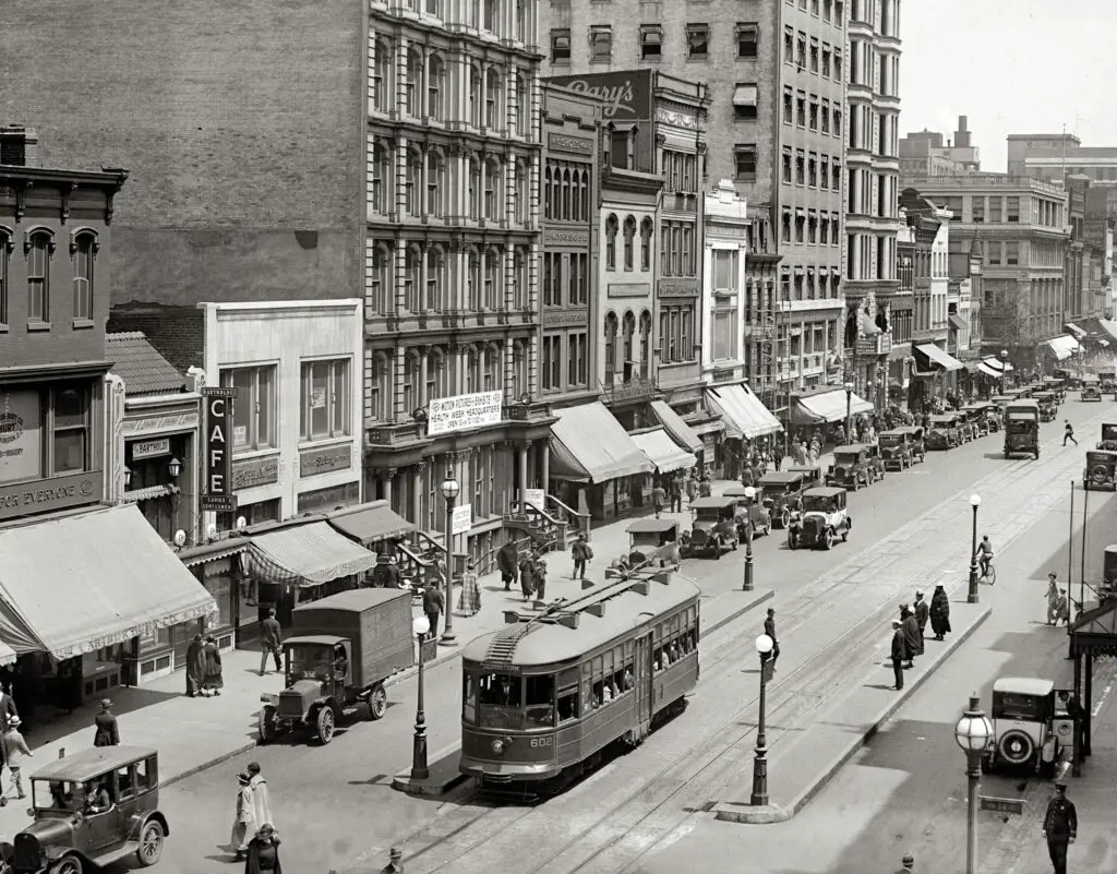 Today we're leaving the office and taking the streetcar downtown for some shopping. From 1924, "F Street N.W. from 14th Street." (Shorpy)