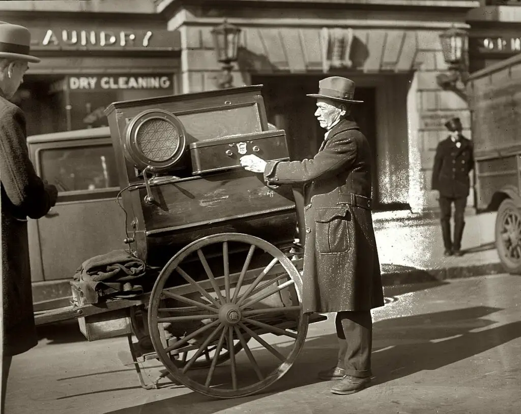 A street vendor and his radio-equipped cart circa 1928 in Washington, D.C. 4x5 glass negative from the National Photo Company Collection. (Shorpy)