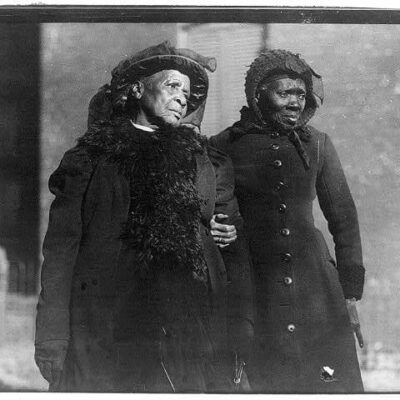Two elderly convention attendees in 1916 (Library of Congress)