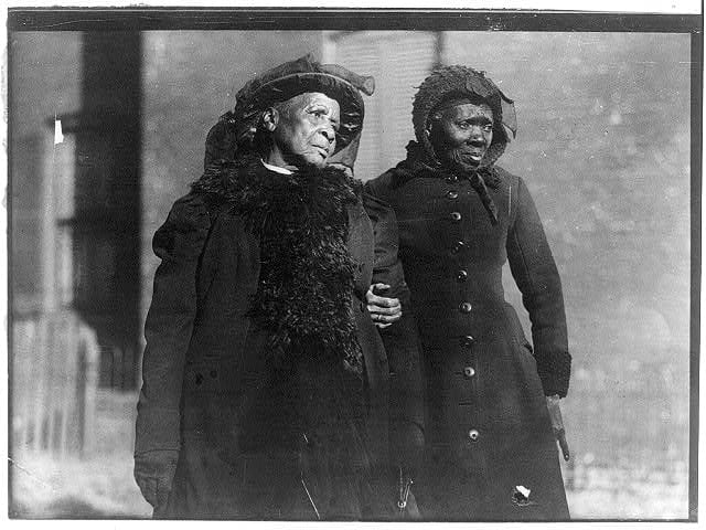 Two elderly convention attendees in 1916 (Library of Congress)