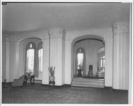 Main lobby of Westchester Apartments by Theodor Horydczak in 1947 (Library of Congress)