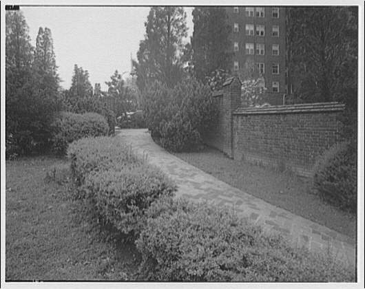 Grounds of The Westchester Apartments by Theodor Horydczak in 1947 (Library of Congress)