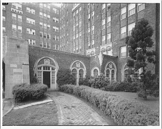 Grounds of The Westchester Apartments by Theodor Horydczak in 1947 (Library of Congress)