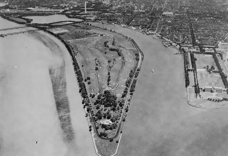 East Potomac Golf Club (East Potomac Park), Washington, D.C., aerial view from above Haines Point looking north toward the Mall (Library of Congress)