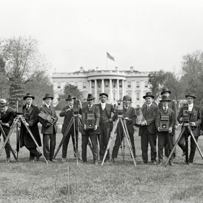 press correspondents and photographers on the White House lawn - 1918
