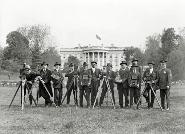 press correspondents and photographers on the White House lawn - 1918