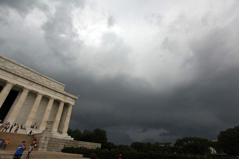 Lincoln Memorial and an approaching storm (ianlivingston.com