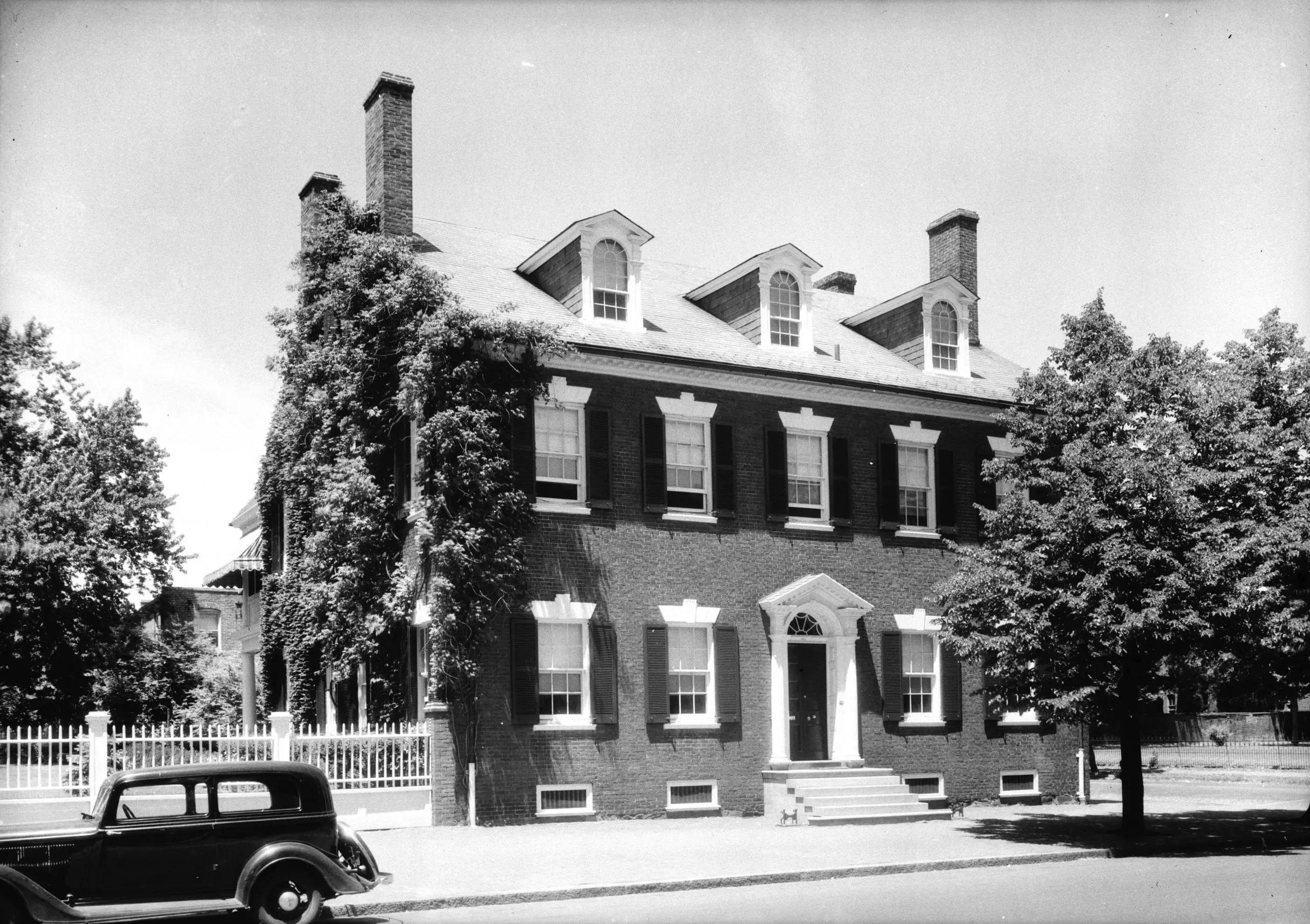 Wise-Hooe-Lloyd House, 220 North Washington Street