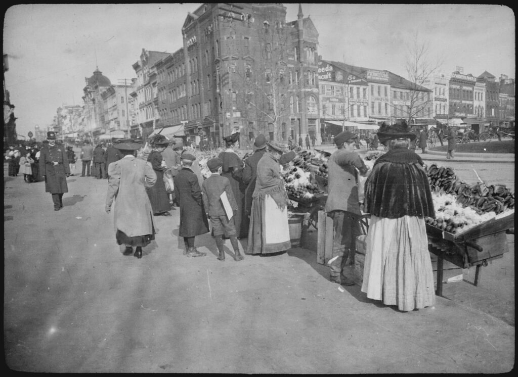 Shoppers at the outdoor food market, 7th Street at Pennsylvania Avenue, NW, Washington, D.C. View looking up 7th Street, ca. 1900