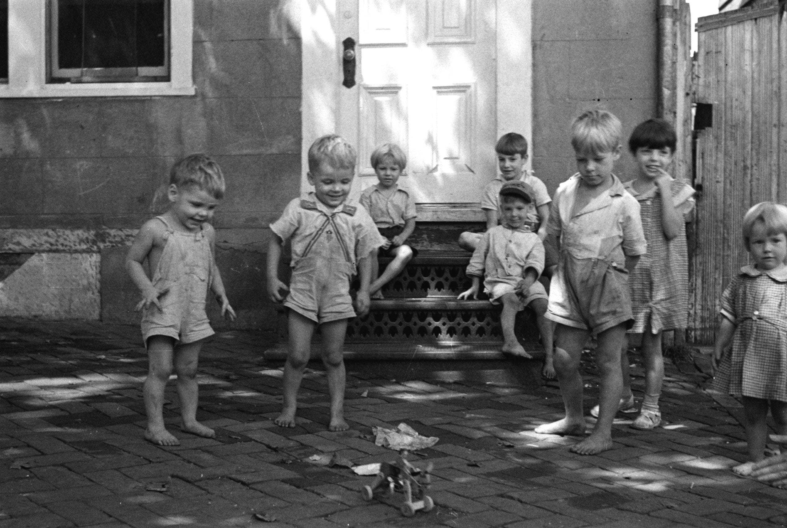 poor children in Georgetown, playing on the street (1935)