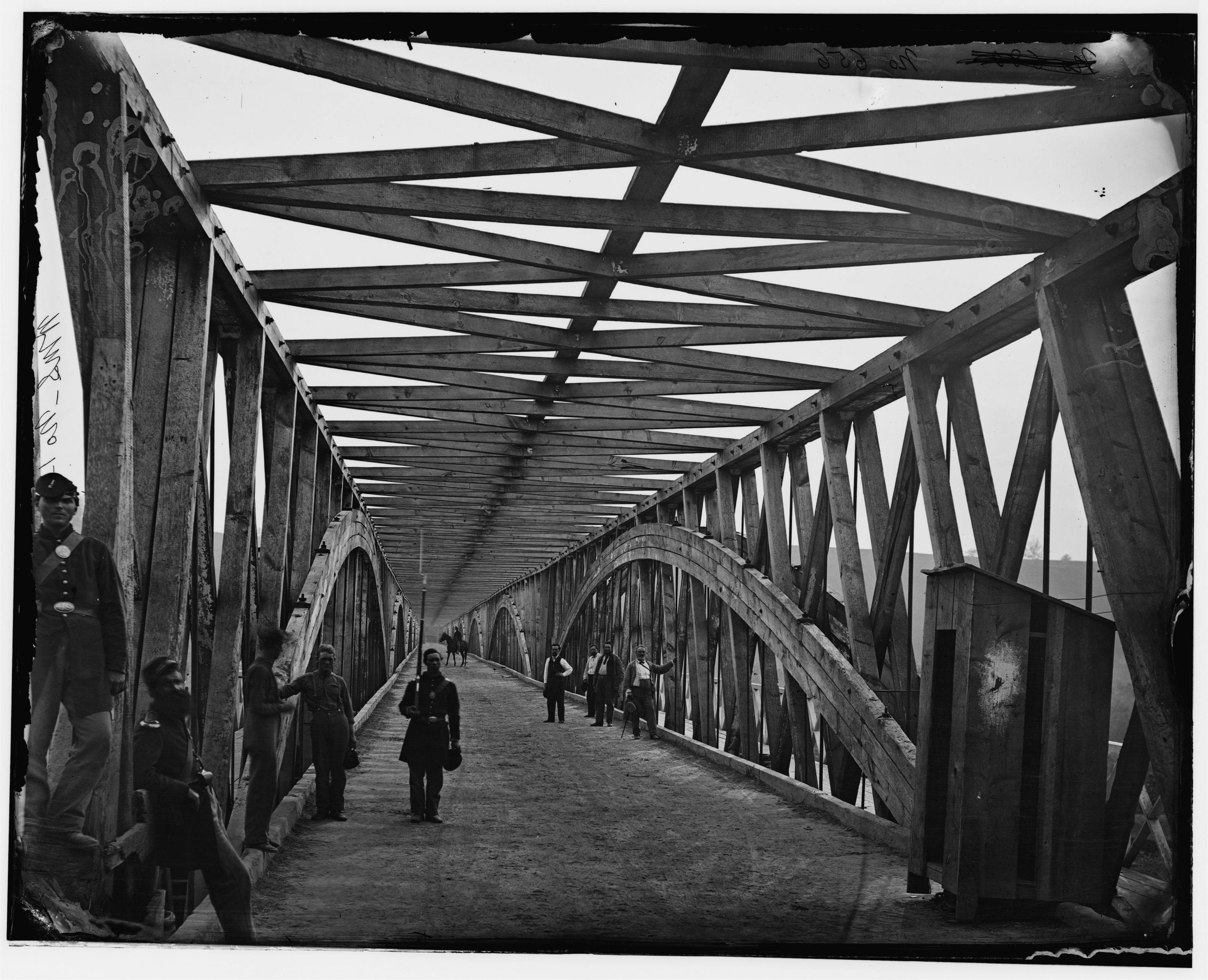 soldiers stand guard on Chain Bridge during the Civil War (Library of Congress)