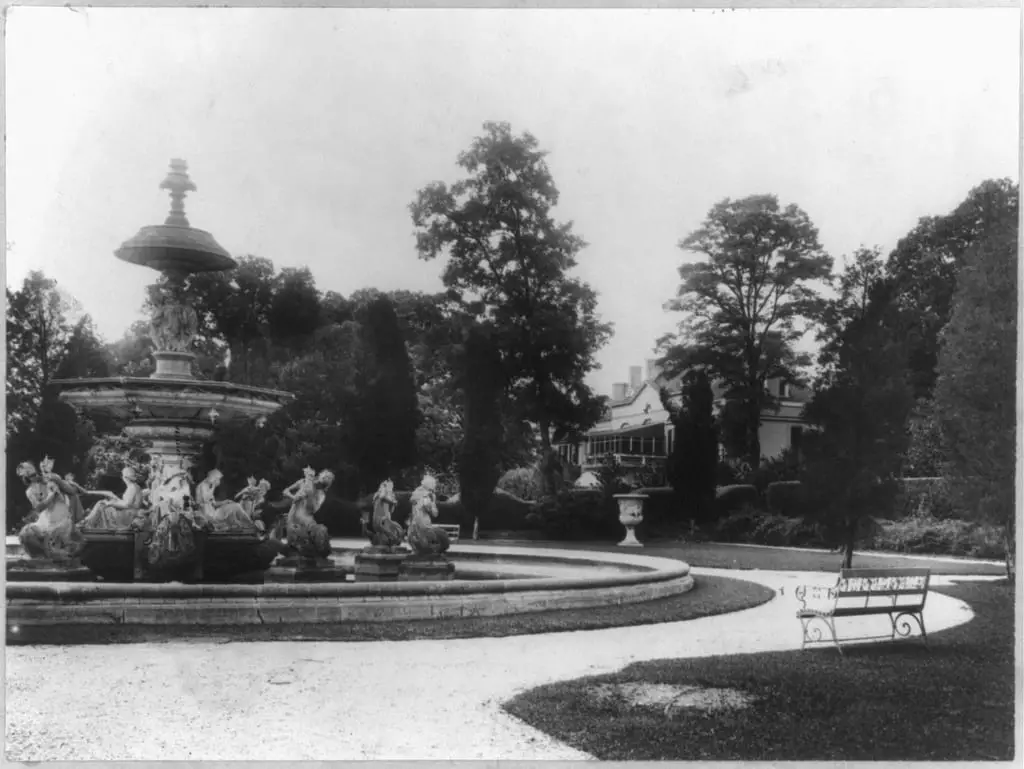 Friendship estate fountain in 1930