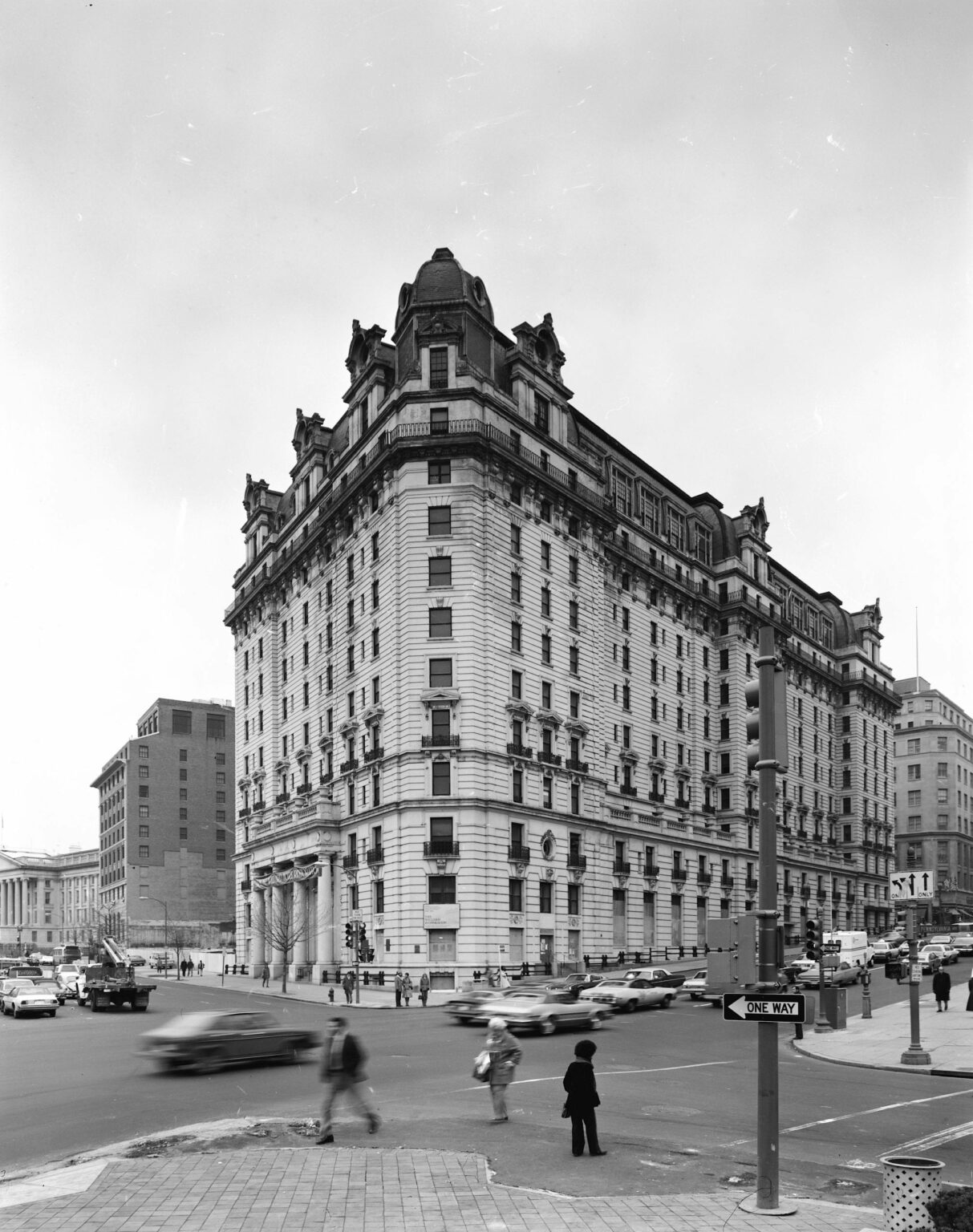 A Blast From the Past An Amazing Photo of the Willard Hotel in 1976