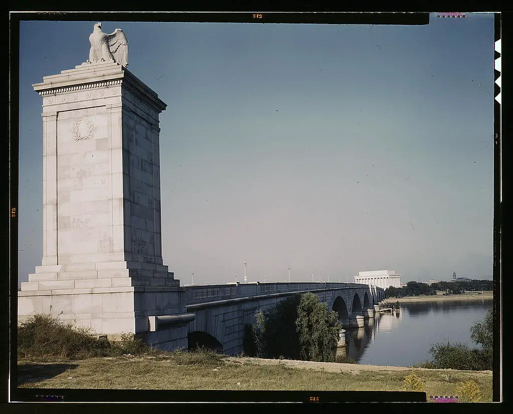 Memorial Bridge, looking from the Virginia side of the Potomac River across to the Lincoln Memorial, Washington, D.C.