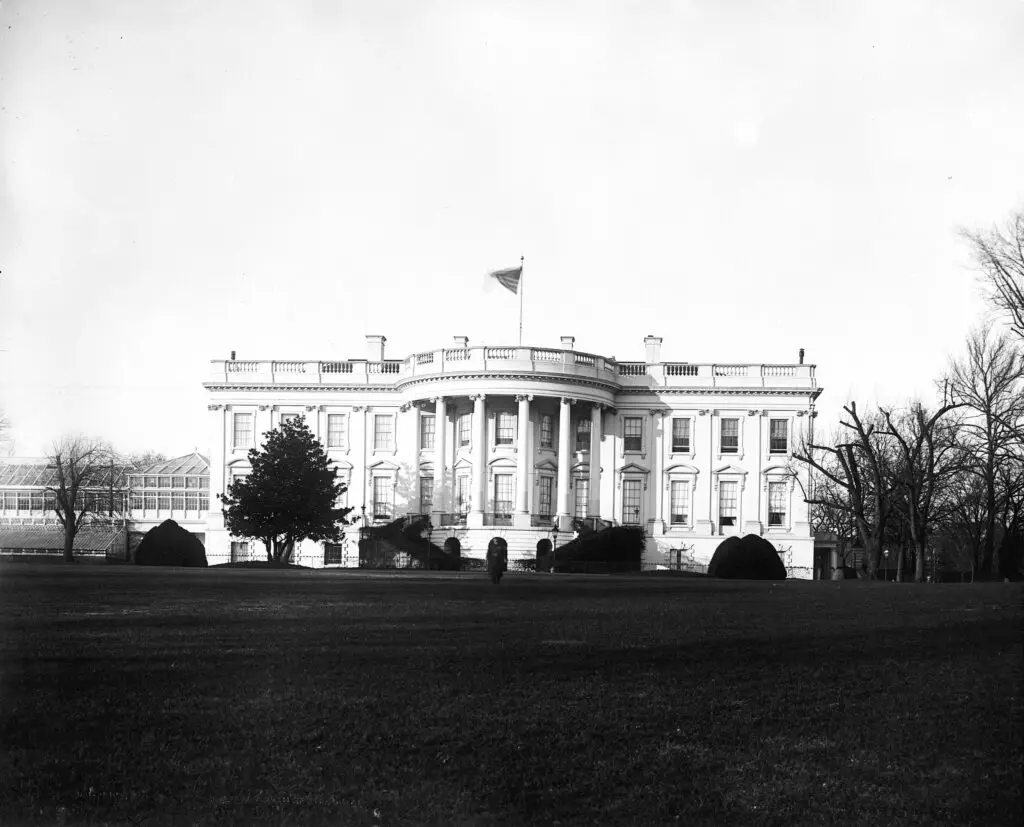 take-a-trip-back-in-time-with-this-crisp-photo-of-the-white-house-in