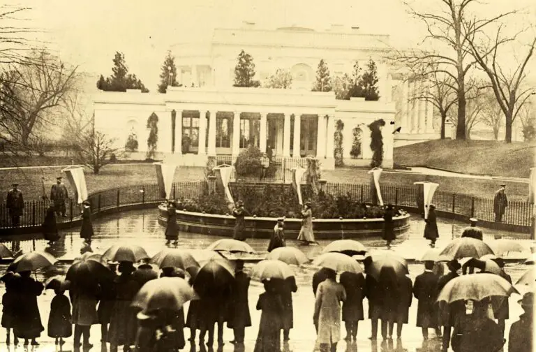 Picketing the White House at Wilson's second inauguration, March 4, 1917