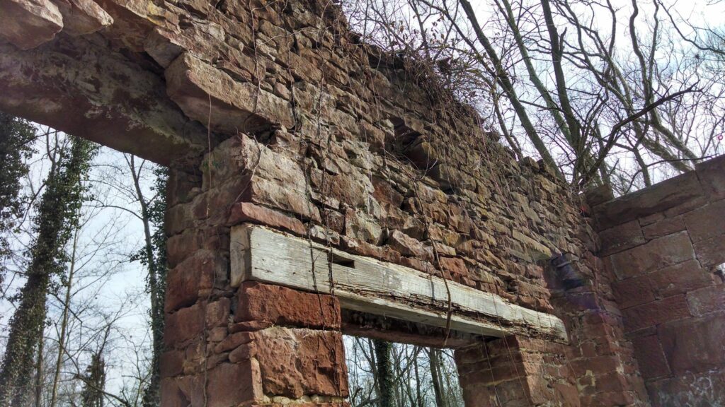 Door frame inside the Seneca Quarry ruins