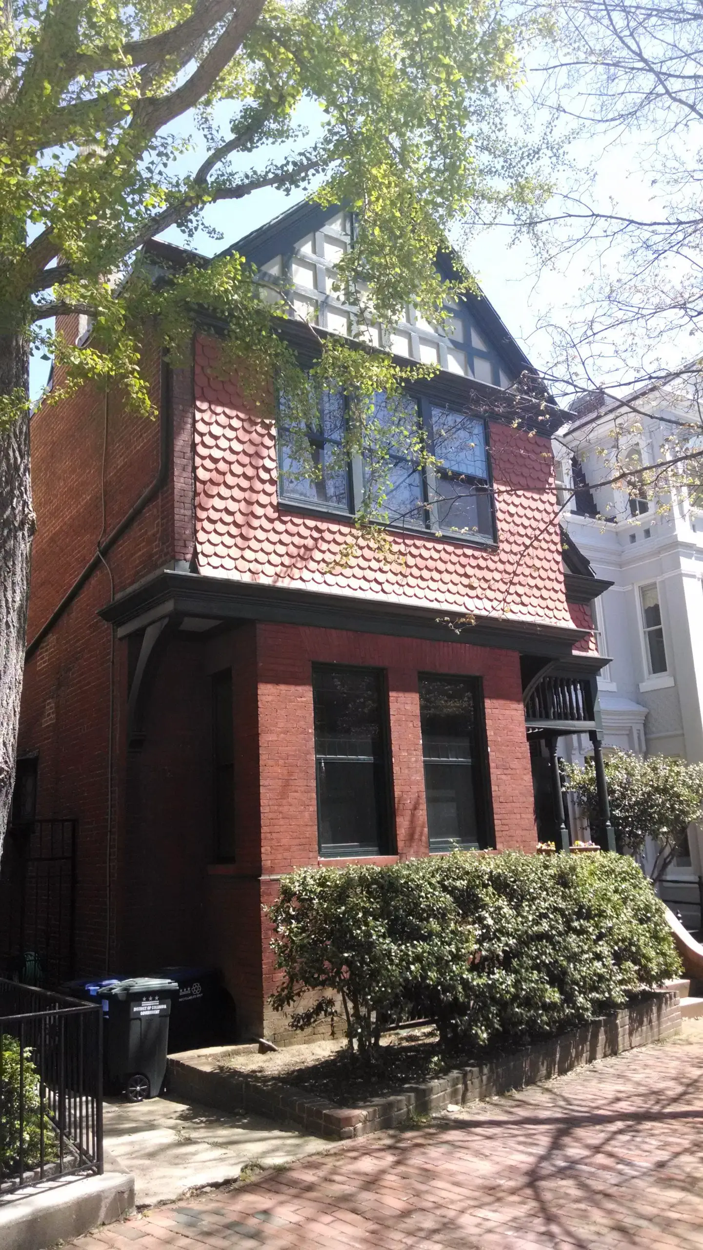 Close view of 1523 31st St. NW