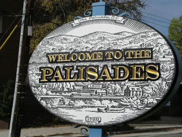 Welcome to the Palisades sign