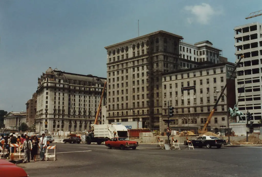 Munsey Building prepped for demolition (1980)