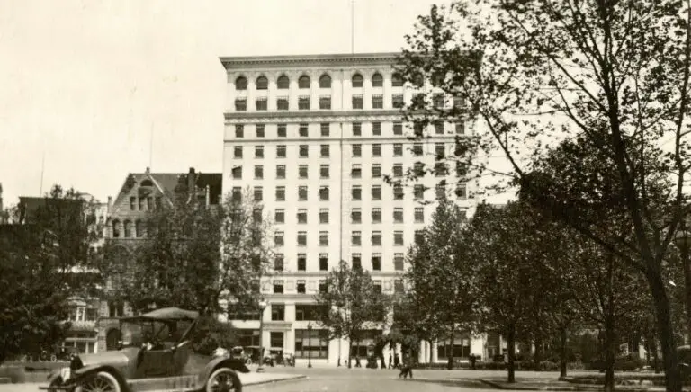 (right) The Munsey Building, built in 1905 and demolished in 1980; (left) the Washington Post Building (also demolished)