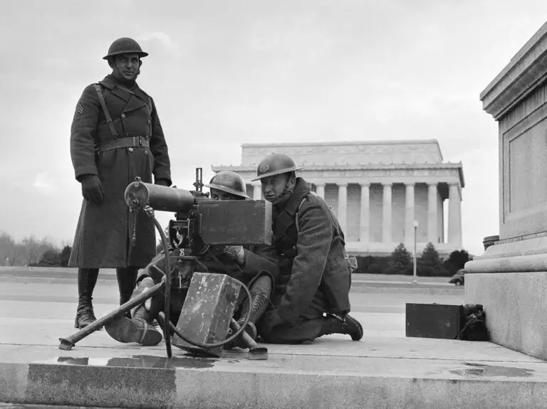 Machine gun sets up outside the Lincoln Memorial on December 8th, 1941