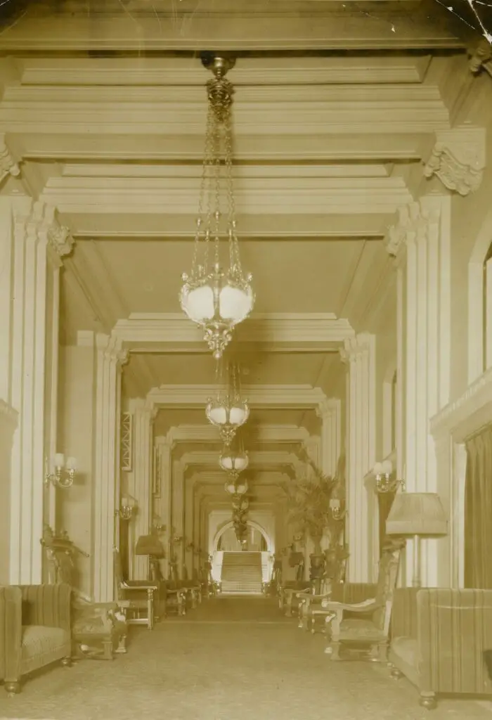 Peacock-Alley-in-the-Willard-Hotel