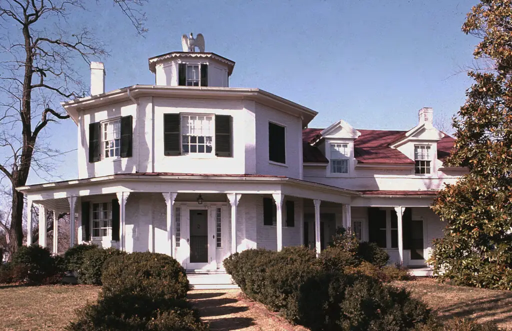 Image of The Glebe House in Arlington County, a historic residence dating back to 1773, with connections to significant figures like David Griffith, George Washington’s chaplain, and Caleb Cushing, a diplomat. Once a parish glebe house, it has served various roles including being sculptor Clark Mills’ studio and the headquarters of the National Genealogical Society, now restored as a private home.