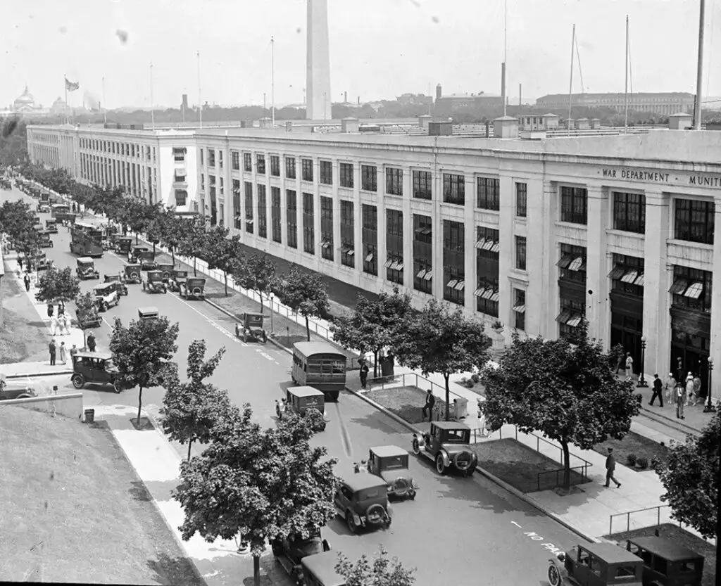 The Navy and Munitions Buildings at Constitution Avenue near 18th Street NW in the District. The Washington Monument and the Mall are behind the building.
