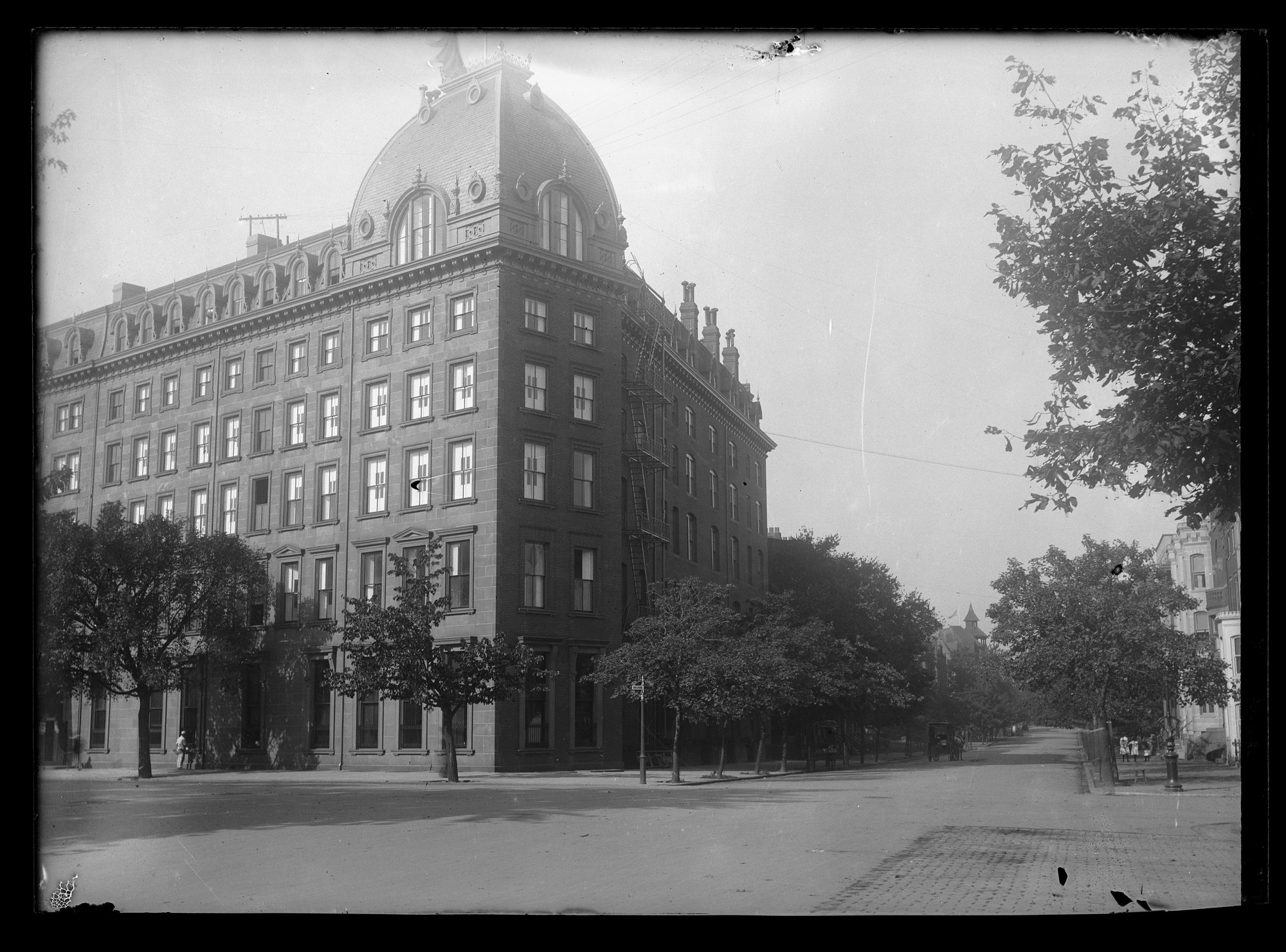 View of I Street NW looking west from Vermont Avenue showing the Arlington Hotel in 1901