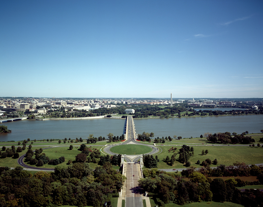 Aerial view of Arlington Memorial Bridge spanning the Potomac River toward the Lincoln Memorial and National Mall
