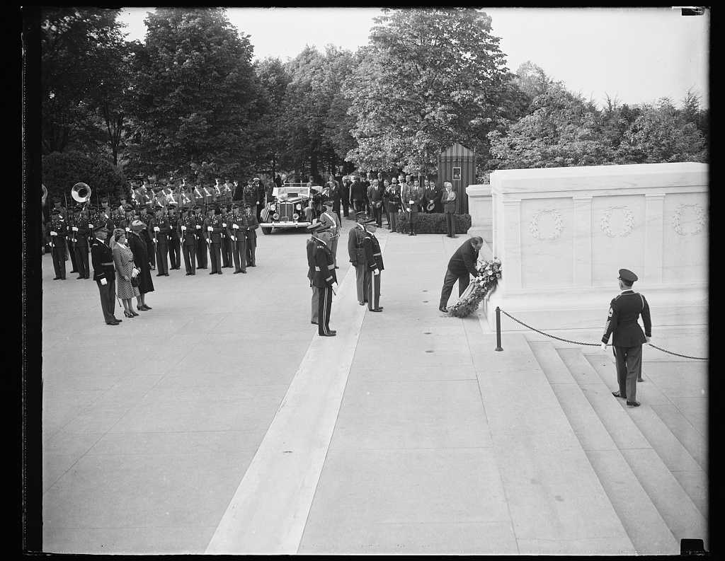 Anastasio Somoza laying a wreath at the Tomb of the Unknown Soldier at Arlington National Cemetery while Eleanor Roosevelt and Senora de Somoza look on, May 5, 1939
