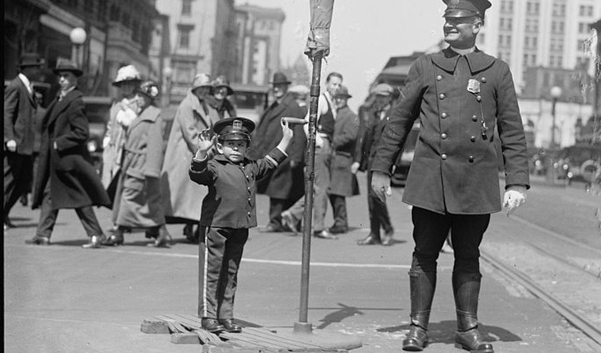 Julius Daranyi, star of Singers Midgets, directing traffic at 14th and G Streets NW, Washington DC, June 8, 1924