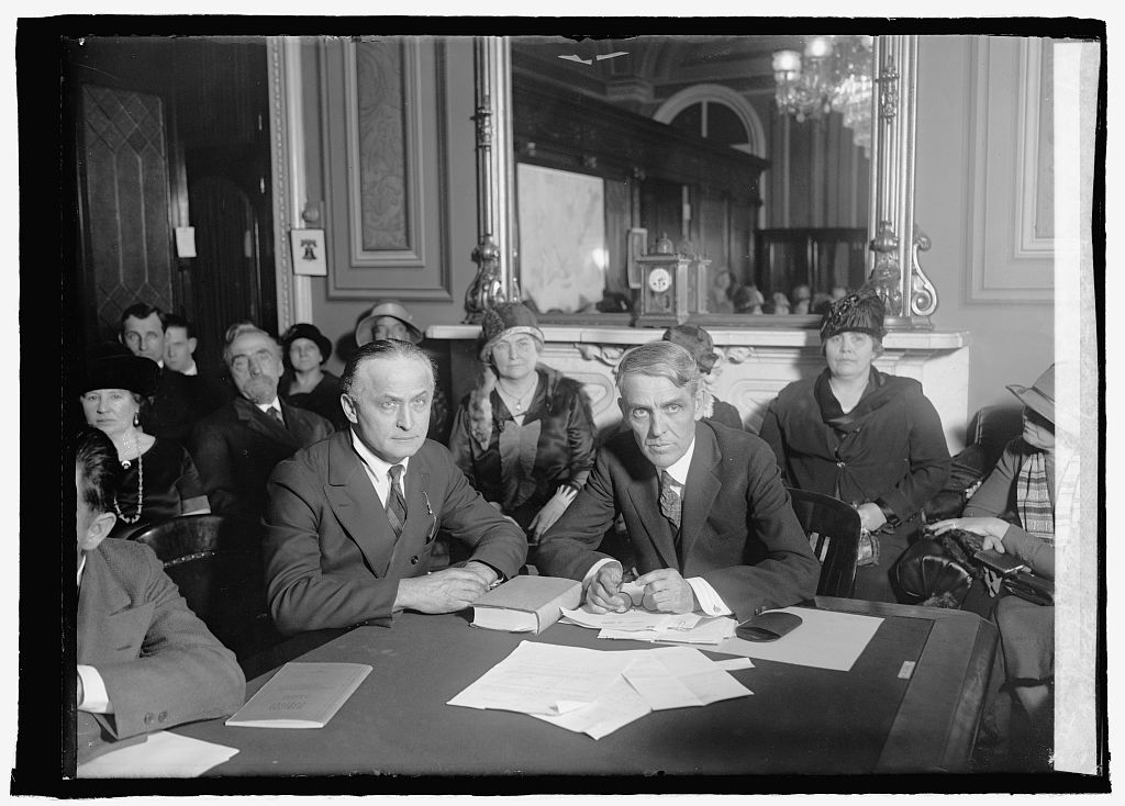 A 1926 Congressional hearing room with Senator Arthur Capper, mediums, and astrologer Madame Marcia in attendance.