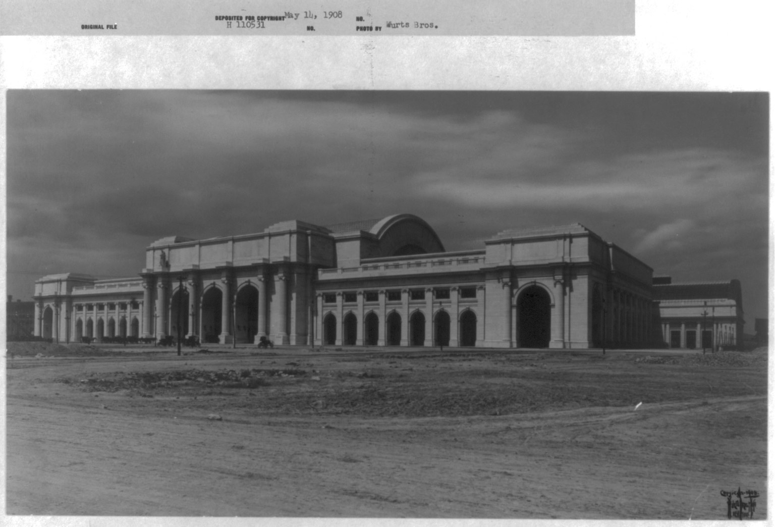 Black and white 1908 photograph of the newly completed Union Station in Washington DC with horse carriages parked in front.