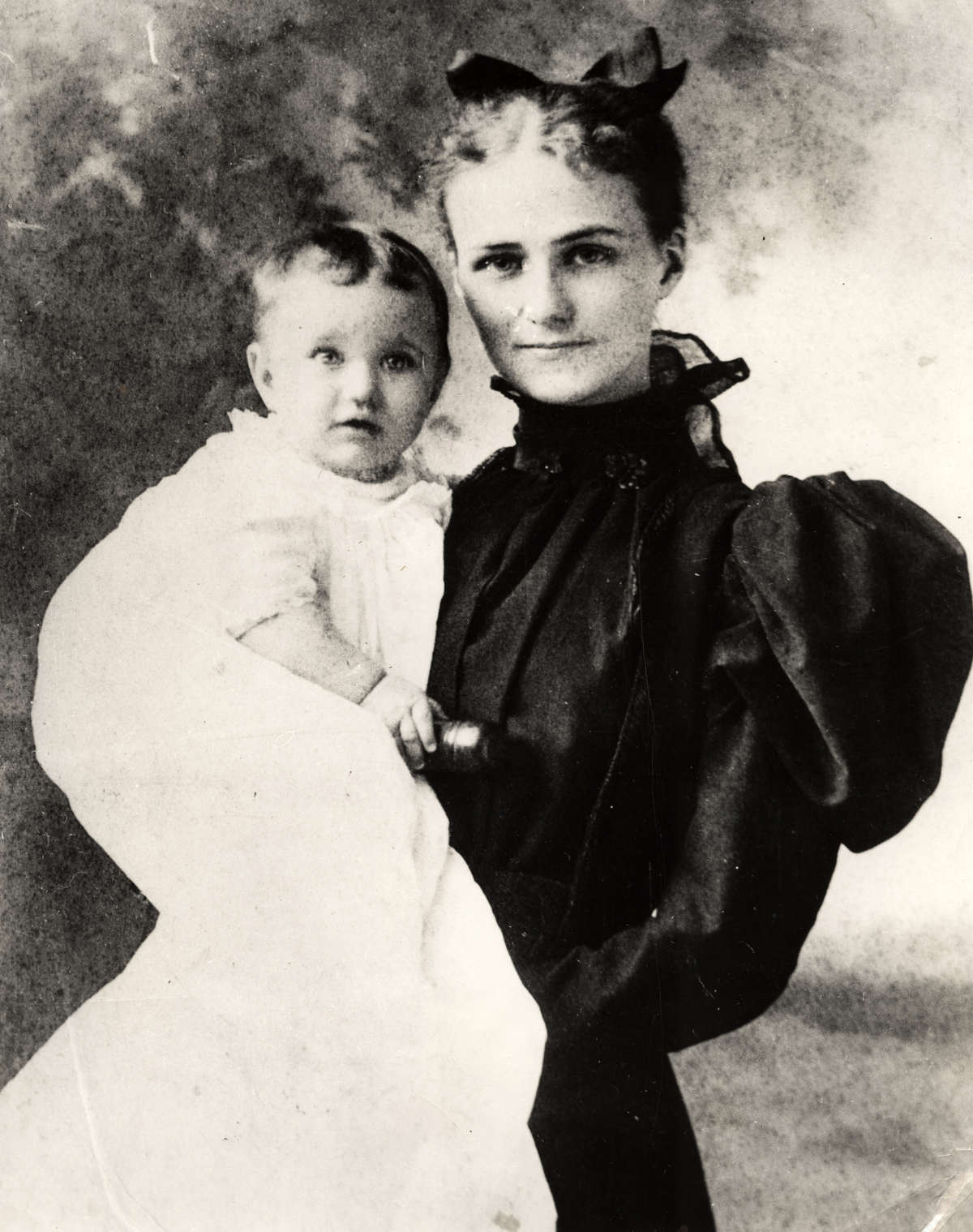 Wallis Warfield as an infant in her mothers arms, 1896