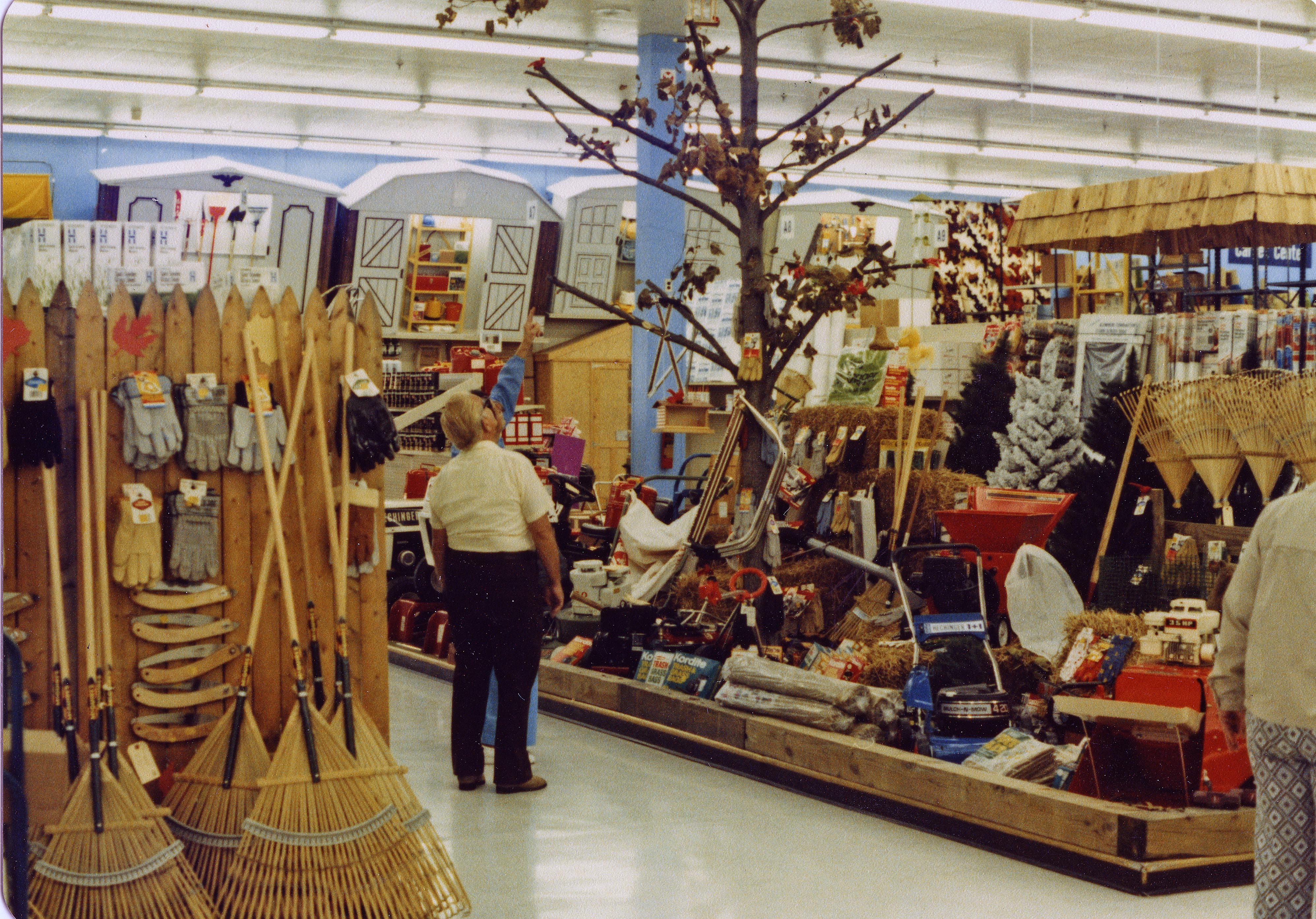 Customers shopping the aisles of a Hechinger hardware store at the chain's peak, courtesy DC History Center