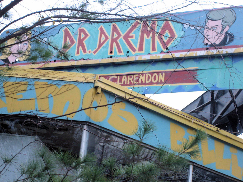 Dr. Dremo's exterior signage at 2001 Clarendon Blvd, late 2007