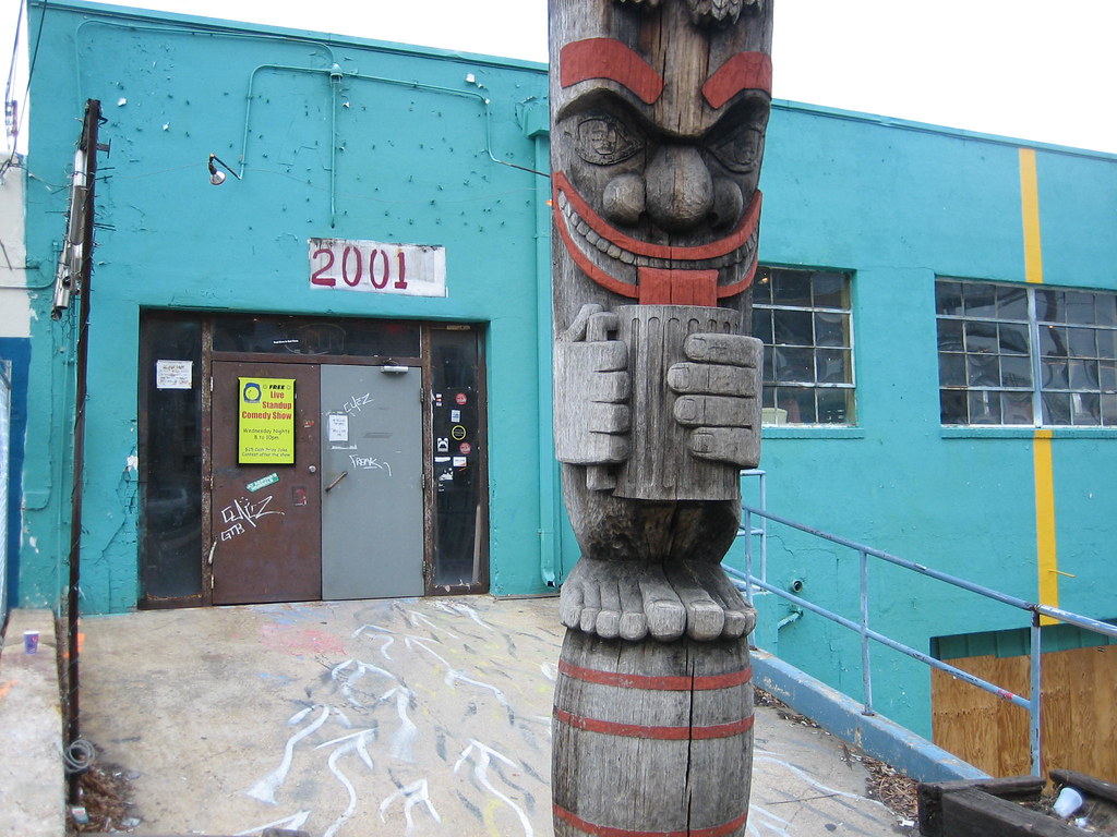 Totem pole standing outside Dr. Dremo's Taphouse at 2001 Clarendon Blvd, Arlington, December 2007