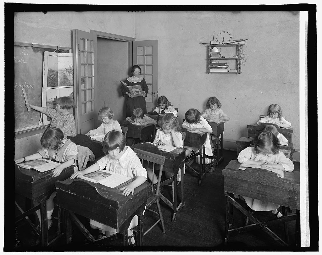 A classroom at the Maret French School, Washington, between 1910 and 1920