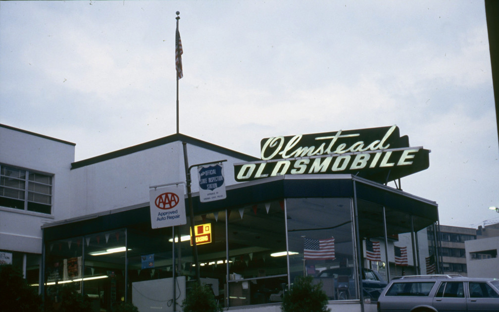 Olmstead Oldsmobile neon sign at 2000 Wilson Blvd, Arlington, in 1988