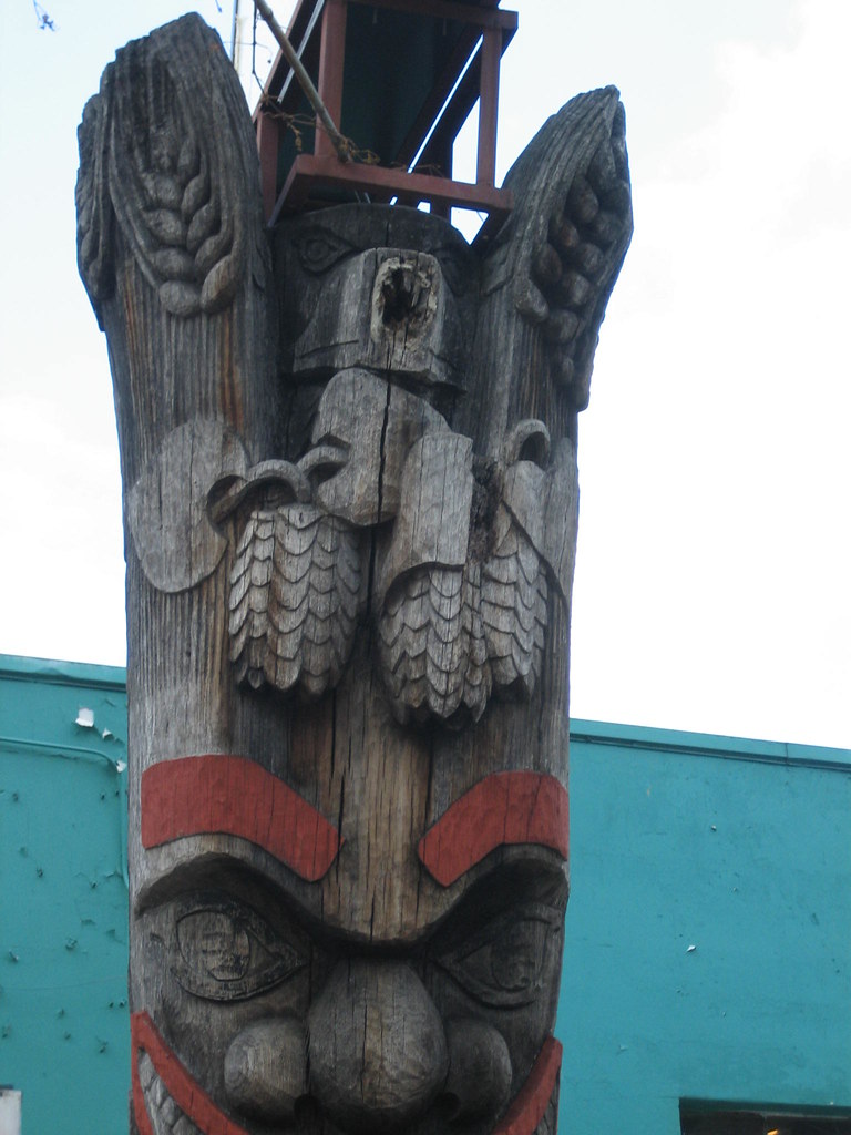 Closeup of the Dr. Dremo's totem pole carved eagle figure, December 2007
