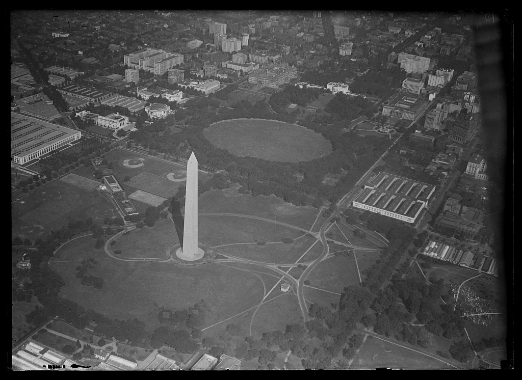 Aerial view of Washington Monument and White House by Harris and Ewing, between 1915 and 1923