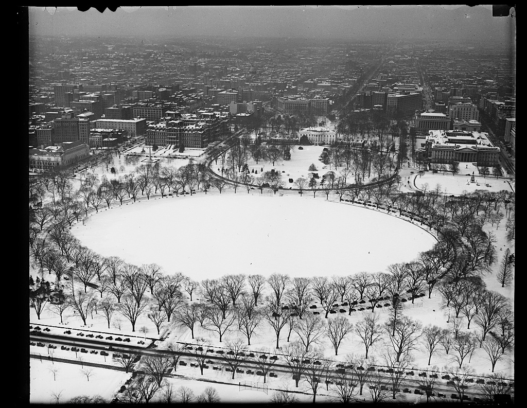 Aerial view of the White House in snow by Harris and Ewing 1934, early Franklin Roosevelt presidency