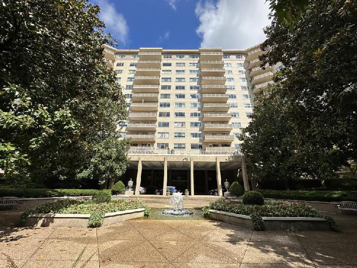 The Colonnade's front courtyard, with Theodore Osmundson's cogwheel fountain in the foreground and hexagonal arbor pavilions on circular steel columns, looking north toward the lobby.