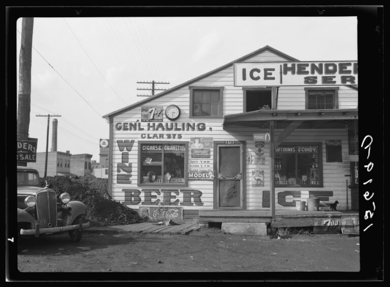 A clapboard ice, wine and beer store in Rosslyn in 1937