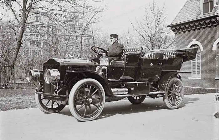 The President's 40-horsepower White Model M steam-powered touring car. March 1909. Photographed on the White House grounds in the early days of the Taft administration. In the back is the State Department, now the Eisenhower Executive Office Building. George Grantham Bain Collection.